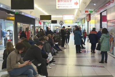 В рязанских торговых центрах образовались большие очереди на вакцинацию