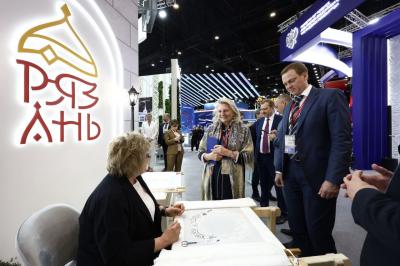 Экс-глава МИД Австрии Карин Кнайсль посетила стенд Рязанской области на ПМЭФ