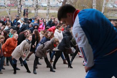Чемпион Андрей Волков размял суставы вместе с будущими врачами