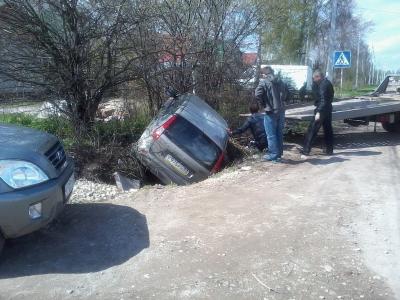 Под Рязанью автомобиль опрокинулся в кювет