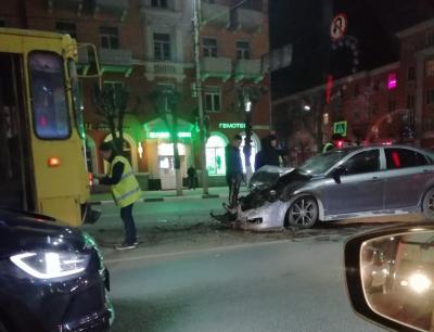 На Первомайском проспекте иномарка врезалась в троллейбус