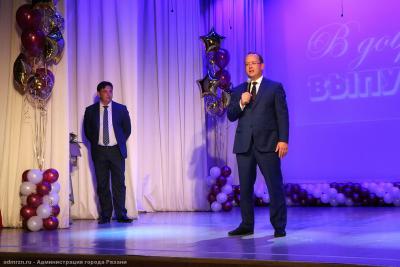 Сергей Карабасов вручил аттестаты выпускникам школы №14