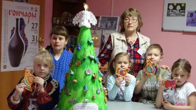 Ребята из посёлка Брыкин Бор делают ёлочные игрушки своими руками