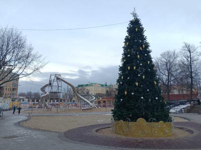 В Нижнем горпарке в Рязани завершают монтаж нового детского комплекса