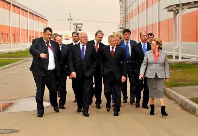 Министр здравоохранения Вероника Скворцова и гендиректор «Ростеха» Сергей Чемезов посетили ООО «Форт»