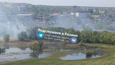 В Рязани загорелись поля у реки Павловка