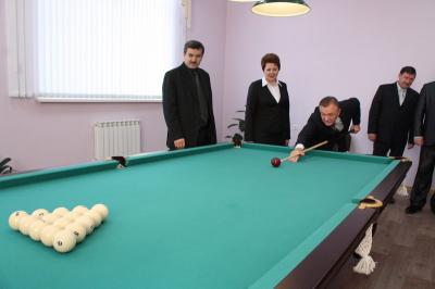 В селе Заборье Олегу Ковалёву представилась возможность взять в руки кий