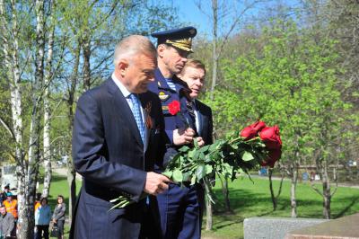 Олег Ковалёв возложил цветы к памятнику советско-польскому братству по оружию