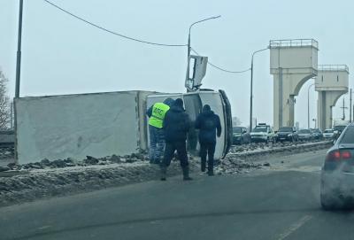 На Северной окружной дороге Рязани перевернулся грузовик