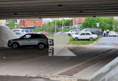 Рязанцев возмутили припаркованные на газоне машины у стадиона «Рязань Арена»