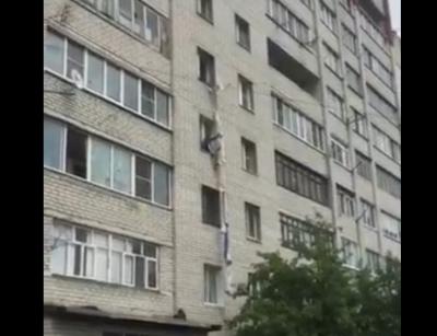 Рязанец попытался спуститься из своей квартиры по простыням