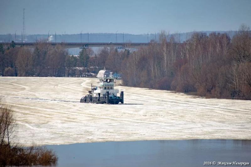 В Касимове буксирный теплоход колет лёд