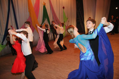 Ансамбль бального танца «Солнечные ритмы» приглашает выпускников на юбилейный концерт