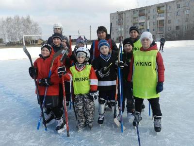 Клепиковским хоккеистам вручили новые шайбы и клюшки