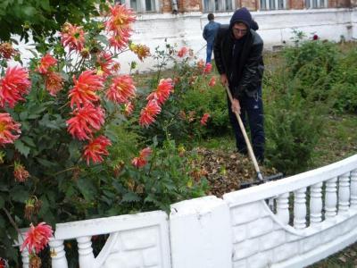 Шацкие студенты готовят клумбы к весне
