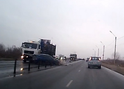 В Рязани на Северной окружной столкнулись лесовоз и легковушка