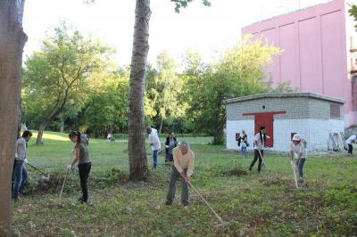 Активисты ОНФ очистили от мусора парк имени Гагарина в Рязани