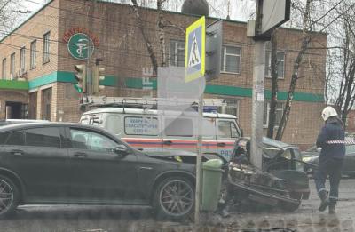 На улице Семашко в Рязани легковушка после ДТП «обняла» столб