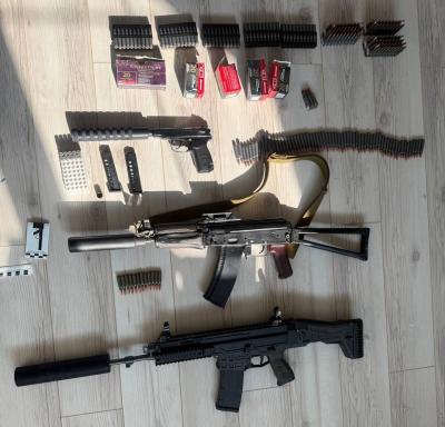 Силовики изъяли у рязанца пистолет, автомат и штурмовую винтовку с патронами