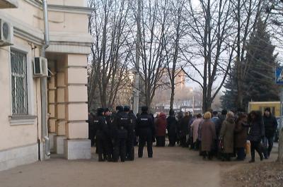 Сотни потерпевших по делу ДВК выстроились в очередь у Советского райсуда Рязани