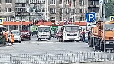 На площади Димитрова массово эвакуируют автомобили