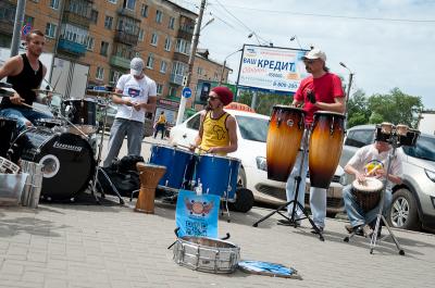 Рязанцы могут встретить вечер пятницы под звуки Оркестра летучих барабанщиков