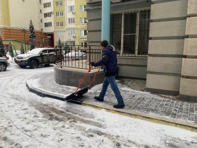 Рязанские дворы продолжают очищать от снега и наледи