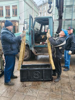 На улице Почтовой в Рязани демонтируют цветочные вазоны