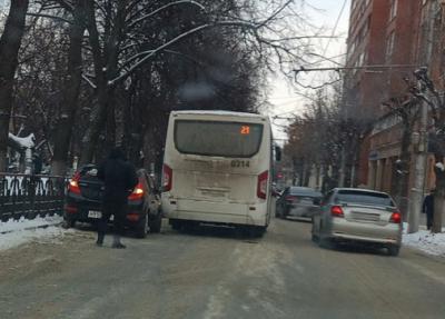 На улице Есенина в Рязани иномарка столкнулась с маршруткой