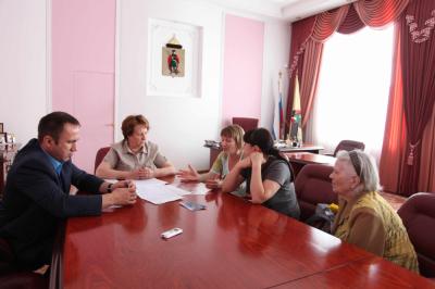 На личном приёме граждан Лариса Максимов решала проблемы благоустройства