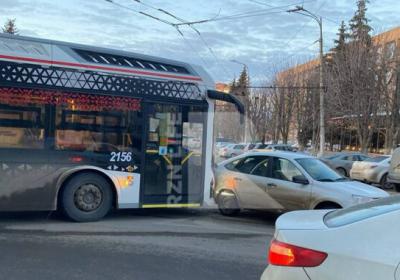 На площади Мичурина в Рязани троллейбус въехал в легковушку