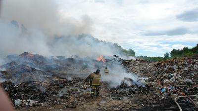 В Ермиши загорелась свалка