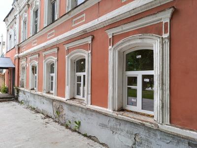 В историческом здании на улице Соборной в Рязани начали реставрировать окна