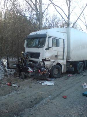 На рязанском участке М5 легковушка столкнулась с большегрузом