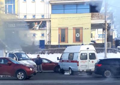 На Московском шоссе «скорая» не разъехалась с легковушкой