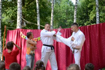 Рязанские стражи порядка провели зарядку для детей