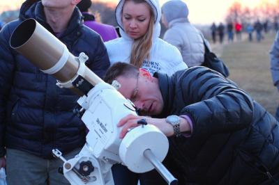Рязанцы разглядели горбатую Луну