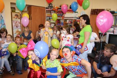 Рязанской ОДКБ вручили дизайнерский ковёр с деревом желаний