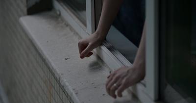 Рязанка выпала из окна пятого этажа и не разбилась