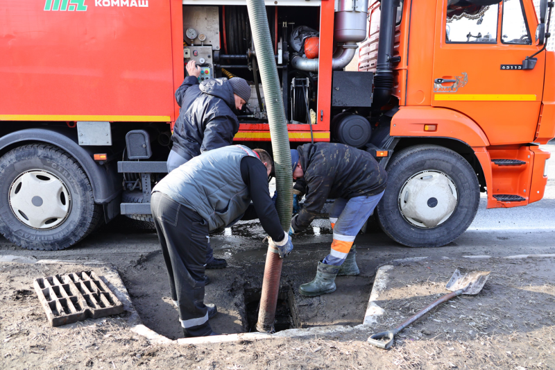 В Рязани очищают ливнёвки