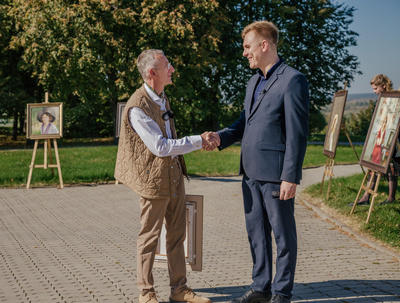 В честь 130-летия Есенина ГК «Зелёный сад – наш дом» подарила музею в Константиново цикл картин