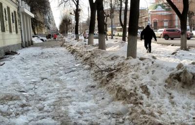 В центре Рязани тротуар загромоздили глыбы льда