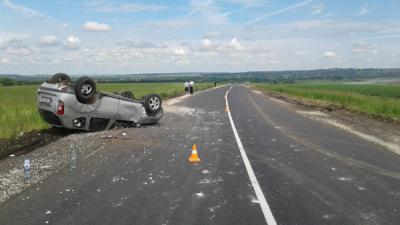 В ДТП близ Пронска Renault Duster перевернулся на крышу, а Mitsubishi улетел в кювет