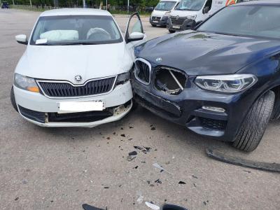 В Приокском автоледи на BMW не уступила дорогу автомашине Skoda Rapid