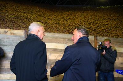 Георгий Свид похвалился урожаем овощей и новым овощехранилищем