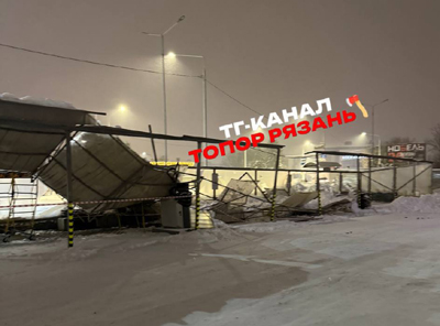 На проезде Яблочкова в Рязани рухнула крыша автомойки