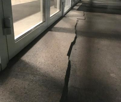 У входа в сасовский ФОК «Планета спорта» образовалась крупная трещина