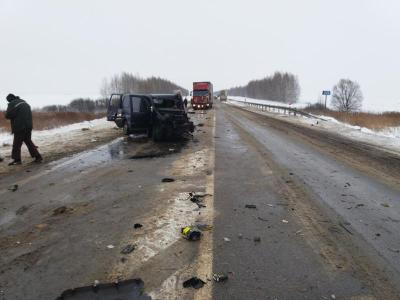В Александро-Невском районе Mercedes угодил под фуру