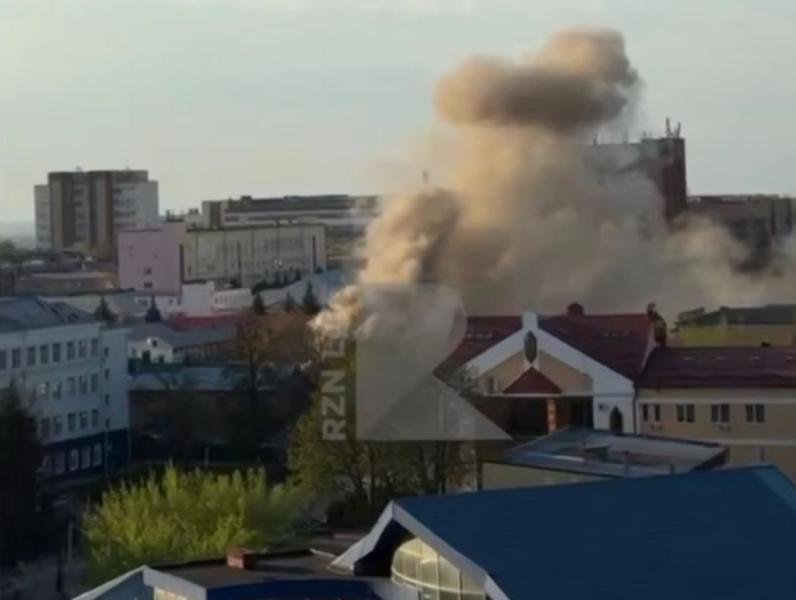 В центре Рязани загорелось здание