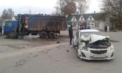 При столкновении мусоровоза и иномарки в Скопине пострадали два парня